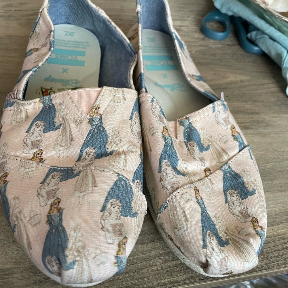 Disney X Toms Women’s 7 Lt
Pink Canvas all over Cinderella print slip on loafers